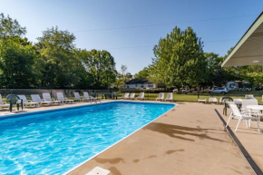 Illustrator Cottage - Goshorn Lake access - community pool - lots of outdoor activities!